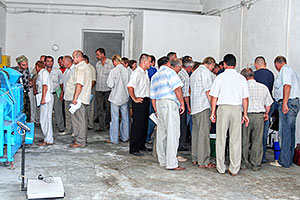 Участники Дня поля осматривают завод НПО «КОС-МАИС»