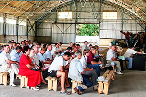 Один из ангаров завода НПО «КОС-МАИС» вместил участников Дня поля